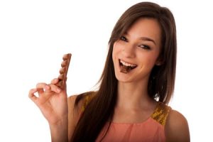 甘いチョコを食べる女性